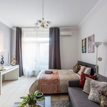 Deluxe Quentin Next To The Synagogue